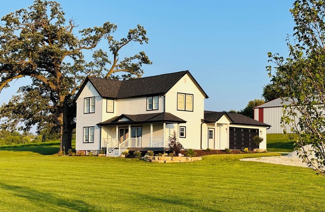 Remodeled 3-bed-3-bath Farmhouse near the John Deere Classic in the Quad Cities!