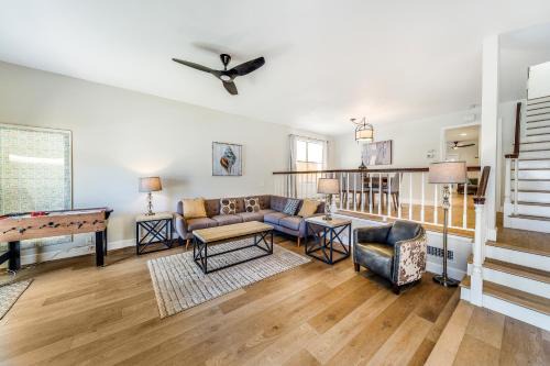 Remodeled 4 bdrm with AC, Jacuzzi, foosball, bikes, roof top deck, Steps to beach shopping and dining