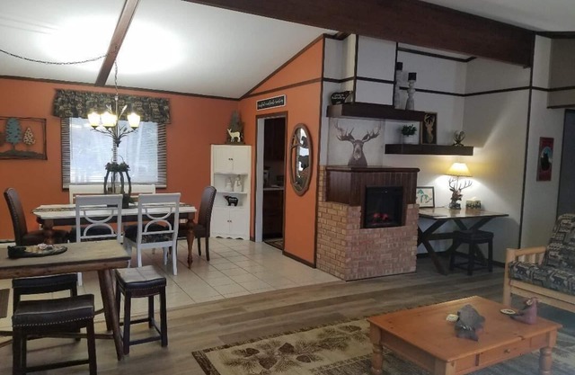 Renoviertes Haus mit 4 Schlafzimmern in der Innenstadt von Paradise neben dem Fresh Coast Cafe '.