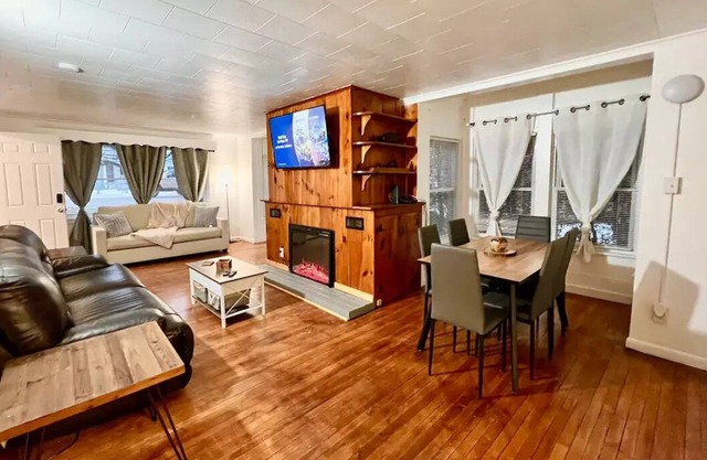 Remodeled ADK 2bd/1 bth Sleeps 7 Downtown on Main