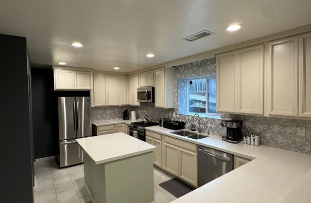 Remodeled Apartment in Crockett! Great for 4