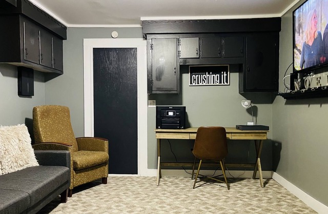 Remodeled apartment w/fire pit, outdoor sitting