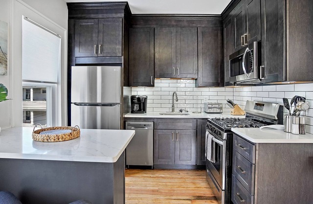 Remodeled Apartment Walking Distance to Water, Restaurants and Shops