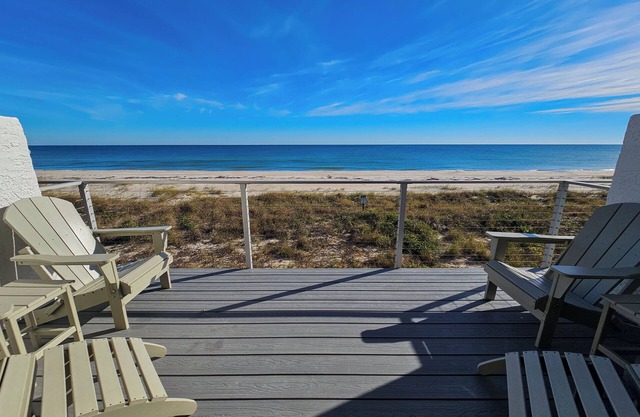 BEACHFRONT Wohnung, Schlafmöglichkeiten für bis zu 6 w / Community Pool und einfachen Zugang!