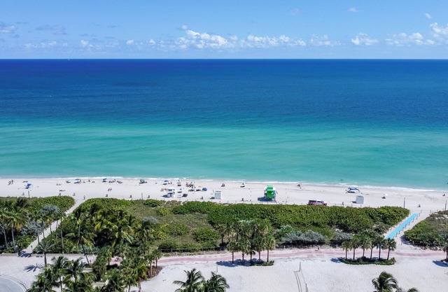 Remodeled Beachfront Studio w/ Beach Essentials. Just steps from the beach!