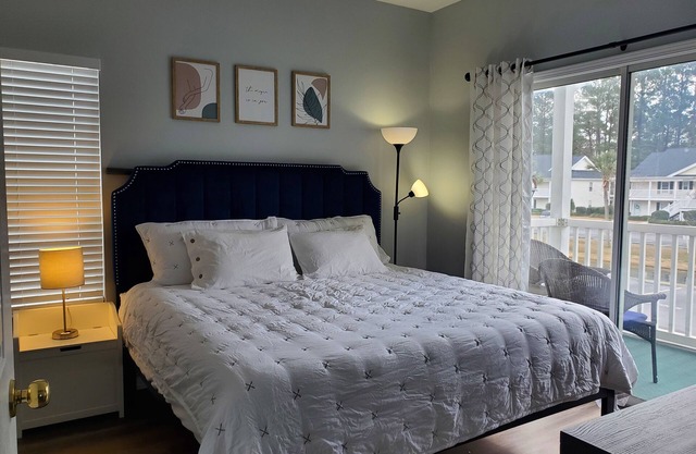 Remodeled Beautiful One Bedroom Condo in the Fairways