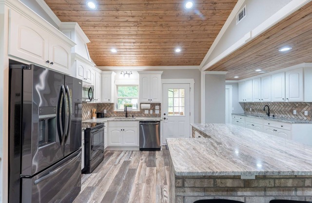 Remodeled beauty in Heber Springs! 3 bedrooms and garage apt. Sleeps 8.
