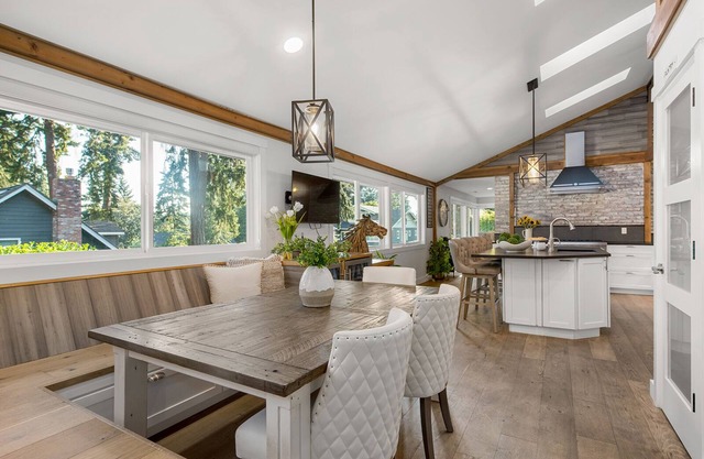 Remodeled cottage oasis, large hot tub, tranquil garden, minutes to downtown