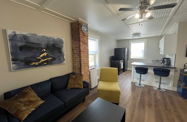 Remodeled bright walk-up apartment - 5 min from the beach