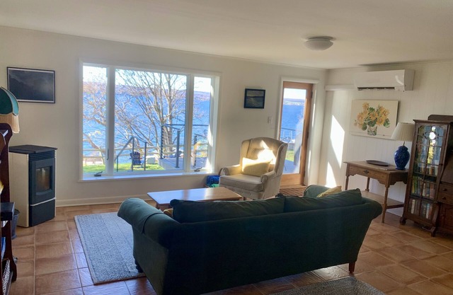 Remodeled Cayuga Lake Cottage - nice yard & waterfront, near Treleaven winery