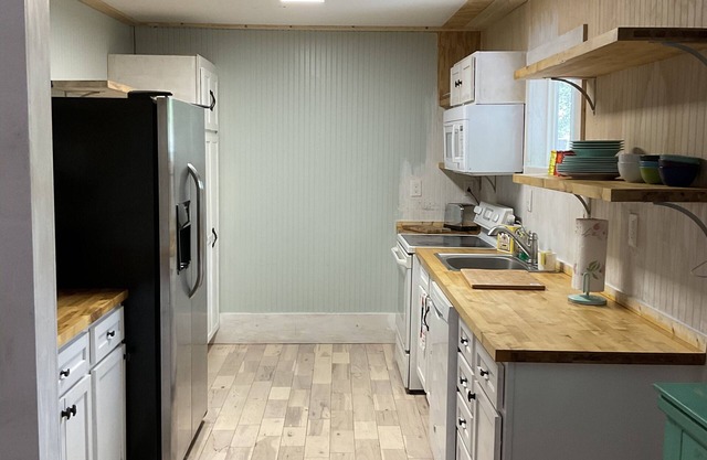 remodeled cottage close to downtown and park 7 miles two beach