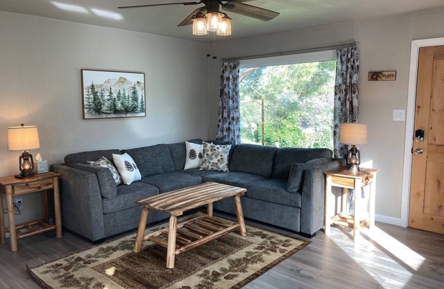 Remodeled Cottage / Shared Pool / Walk to Town