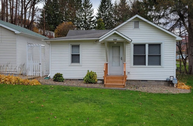Remodeled cottage w/firepit, super close to great hiking trails