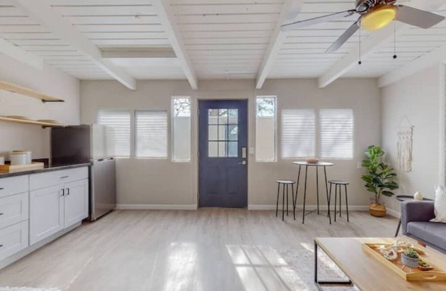 Remodeled Courtyard Apt w/King Bed, In-Unit W&D