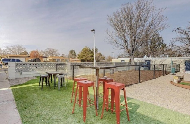 Remodeled Courtyard Apt w/King Bed, In-Unit W&D