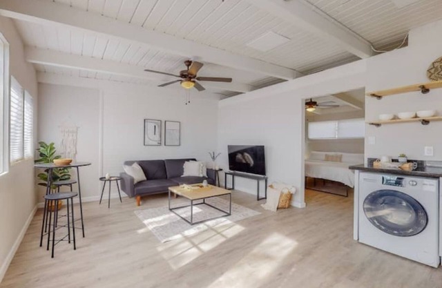 Remodeled Courtyard Apt w/King Bed, In-Unit W&D