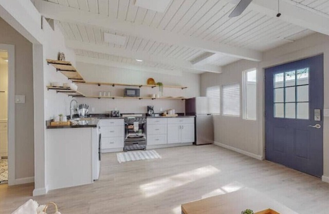 Remodeled Courtyard Apt w/King Bed, In-Unit W&D