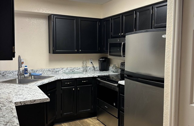 Remodeled cozy condo ,close to the Park and airport 1 minute to Stores +