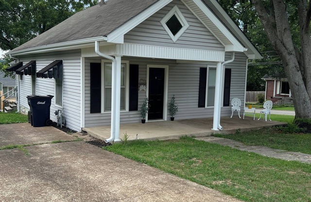 Remodeled cozy cottage in historic Batesville sleeps 4 - 2 bedrooms 2 bathrooms