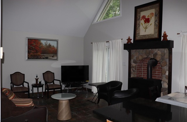 Remodeled cozy cottage, super close to lake (Dog-Friendly!)