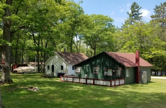 Remodeled cozy cottage & only a 5 minute walk to Hubbard Lake. Lots of parking!