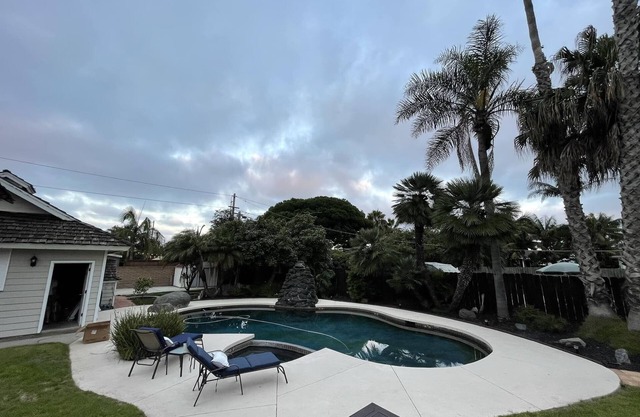 Remodeled cozy family surf house with jacuzzi and pool located near the beach!