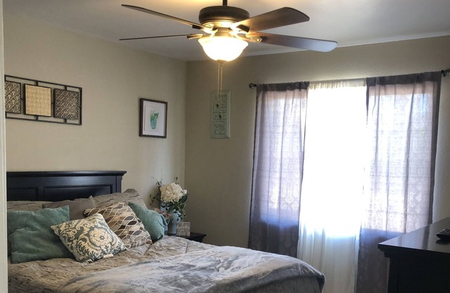 Remodeled cozy home - 2 mins from hospital and 15 mins from VAF base-