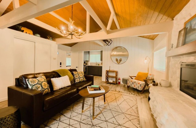 Beautifully Remodeled Crestline Cabin near Creek and Lake