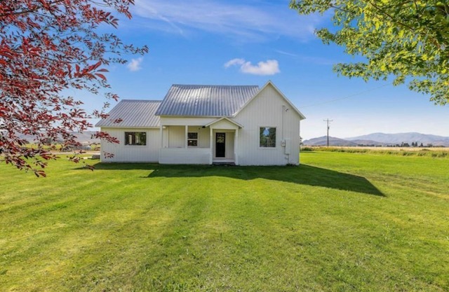 Remodeled Farmhouse near Silver Creek for fly fishing and Craters of the Moon
