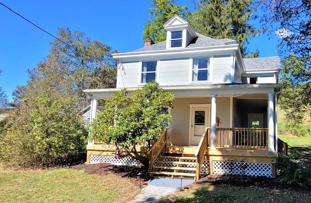 Remodeled Farmhouse with quick Access to Ohiopyle Area