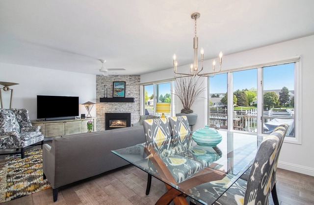 REMODELED Harbor Condo Schritte zum Lake MI