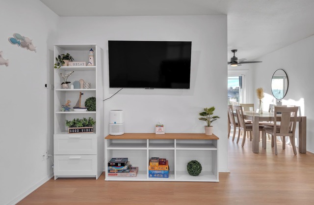 REMODELED Hilltop Home Hot Tub/BBQ/Game Room/Self Check-In