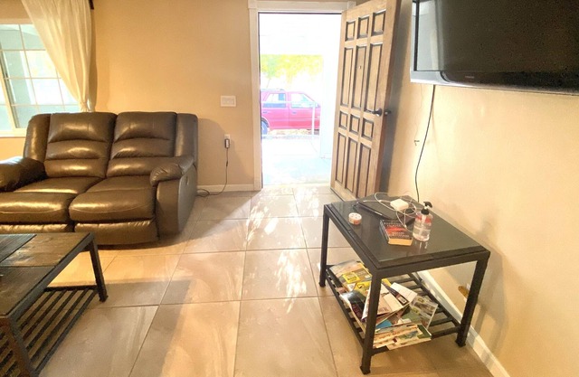 Remodeled historical cottage, super close to great shopping malls.