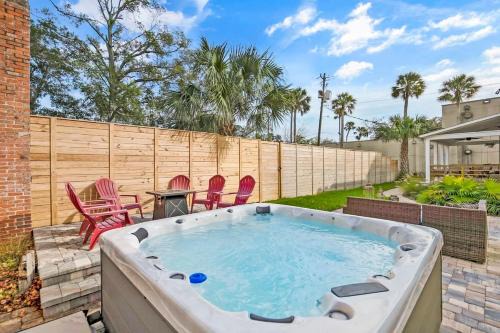 Remodeled Historic 1800s Carriage House, The Castle Garden, Colonial Modern Mansion