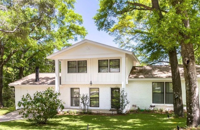 Remodeled historical cottage w/firepit, super close to great beaches.