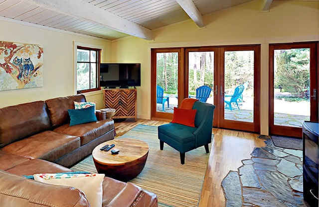 Remodeled Home: Wood Stove, Patio, Spacious Yard & Kayaks – Steps to Bay