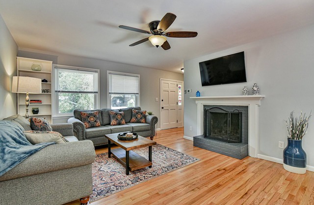 Remodeled Home 10 min to Downtown Asheville/Weaverville/Fireplace/Gas Fire Pit