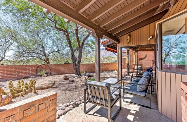 Remodeled home in Catalina Foothills! Mountain Views!