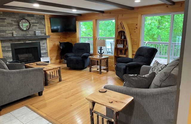 Remodeled home less than 1 mile from entrance to Seven Points at Raystown Lake