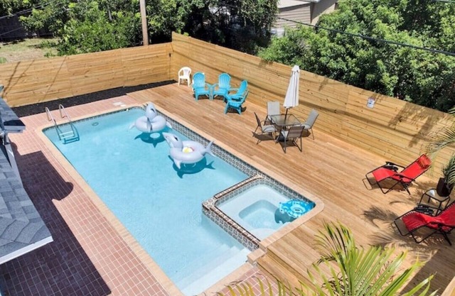 Remodeled HOT TUB & HEATED POOL house, 8 minutes to the beach! Shark Tank theme