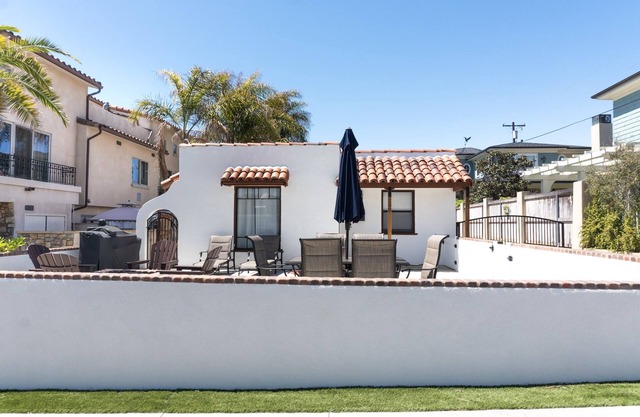 Remodeled house w/ ocean view. Steps from the beach & 5 min walk to the village!