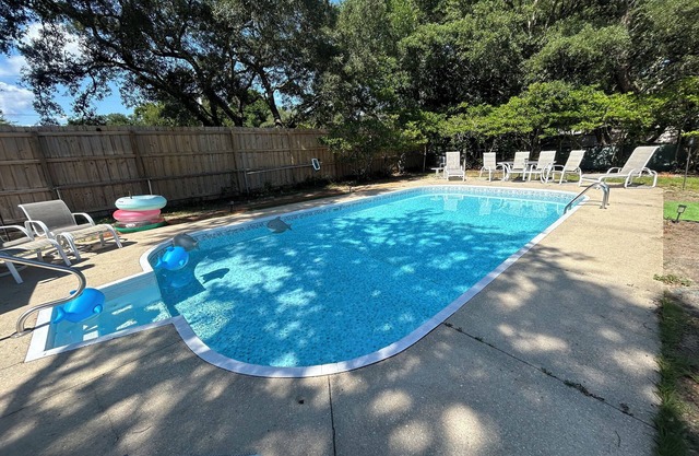 Remodeled House with new Pool! Walk to beach on the Bay! Minutes to Beaches!
