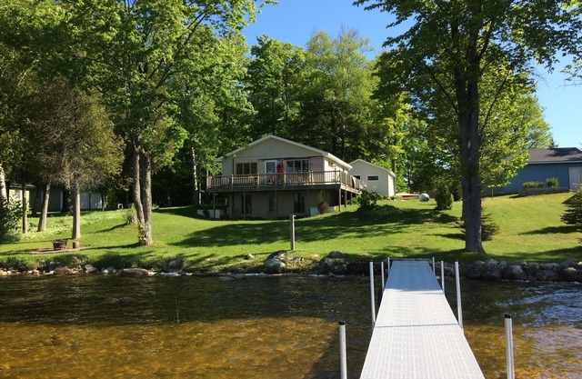 Umgestaltete Lake Front Cottage auf S. Manistique See, tolle Aussicht und Angeln