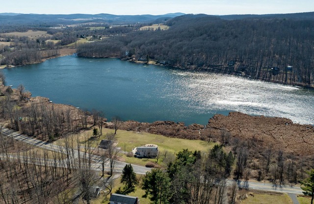 Remodeled Lakefront retreat! Summertime is coming! Come relax by the lake!!