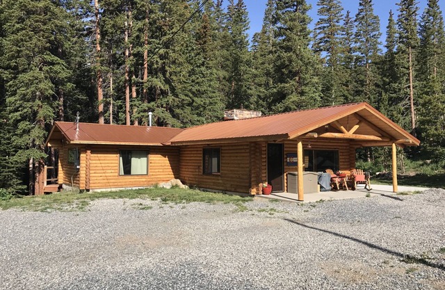 Umgestaltete Blockhütte am Bach!