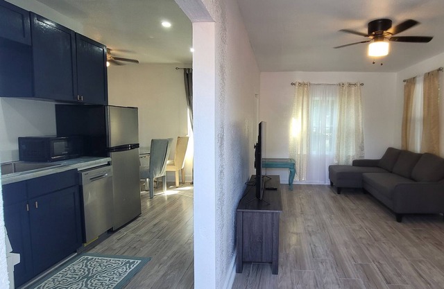 Remodeled Mini House 5 minutes from the beach