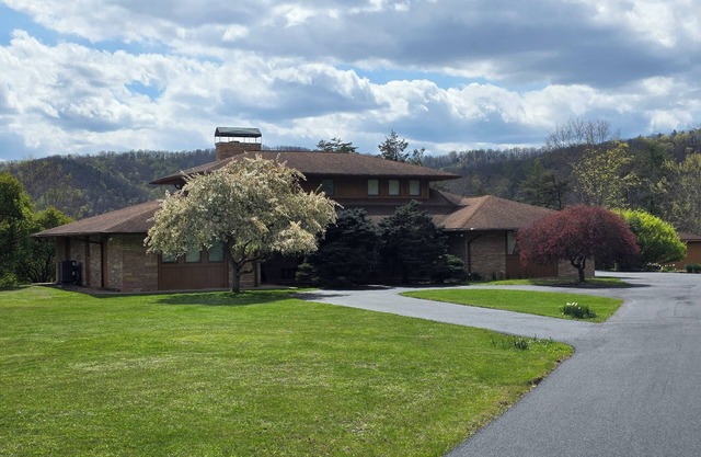 Remodeled mountain home, theater room, minutes from Bluestone and Pipestem Parks