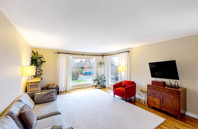 Remodeled mountain-view home with deck, streaming, wonderful backyard, patio, AC