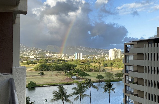 Remodeled oasis in the heart of Waikiki! Min. from beach, shops, & restaurants!