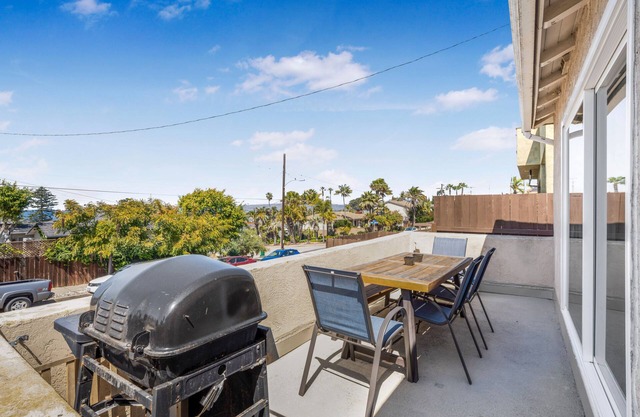 REMODELED OB HOME w/ AC, PARKING, SURFBOARDS, VIEWS - SLEEPS 8 - 3 KING BEDS